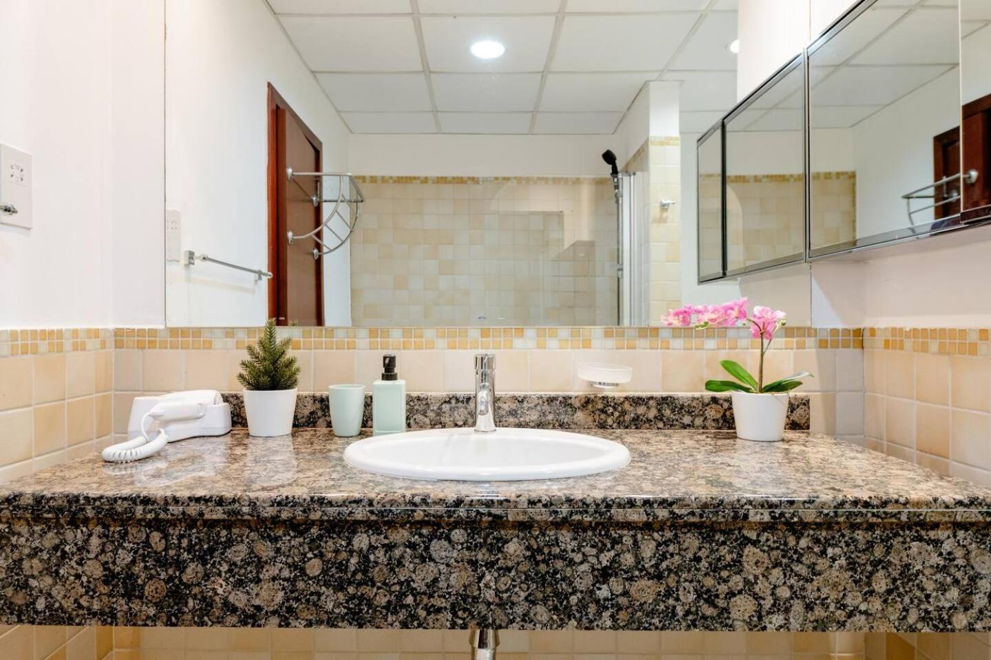 Moonlight Hostel Jbr - 2Min Walk To Jbr Beach - Gym - 2Min Metro Station - Poll Dubai Esterno foto